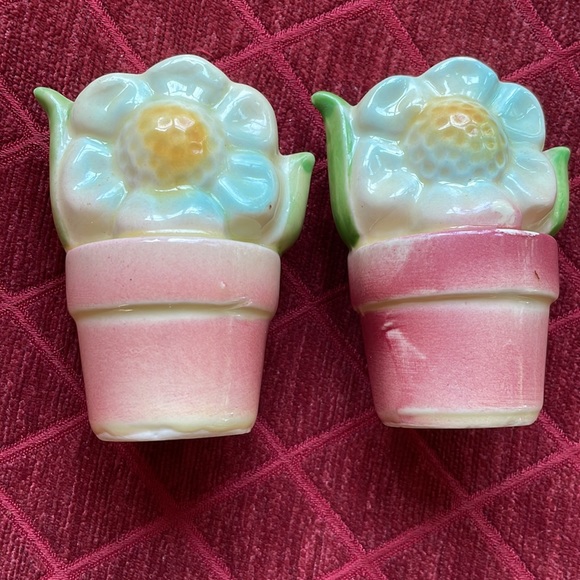 VTG Salt and Pepper Shakers - Picture 7 of 11